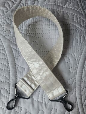 NWOT Lug Shoulder Strap In Metallic Diamond White